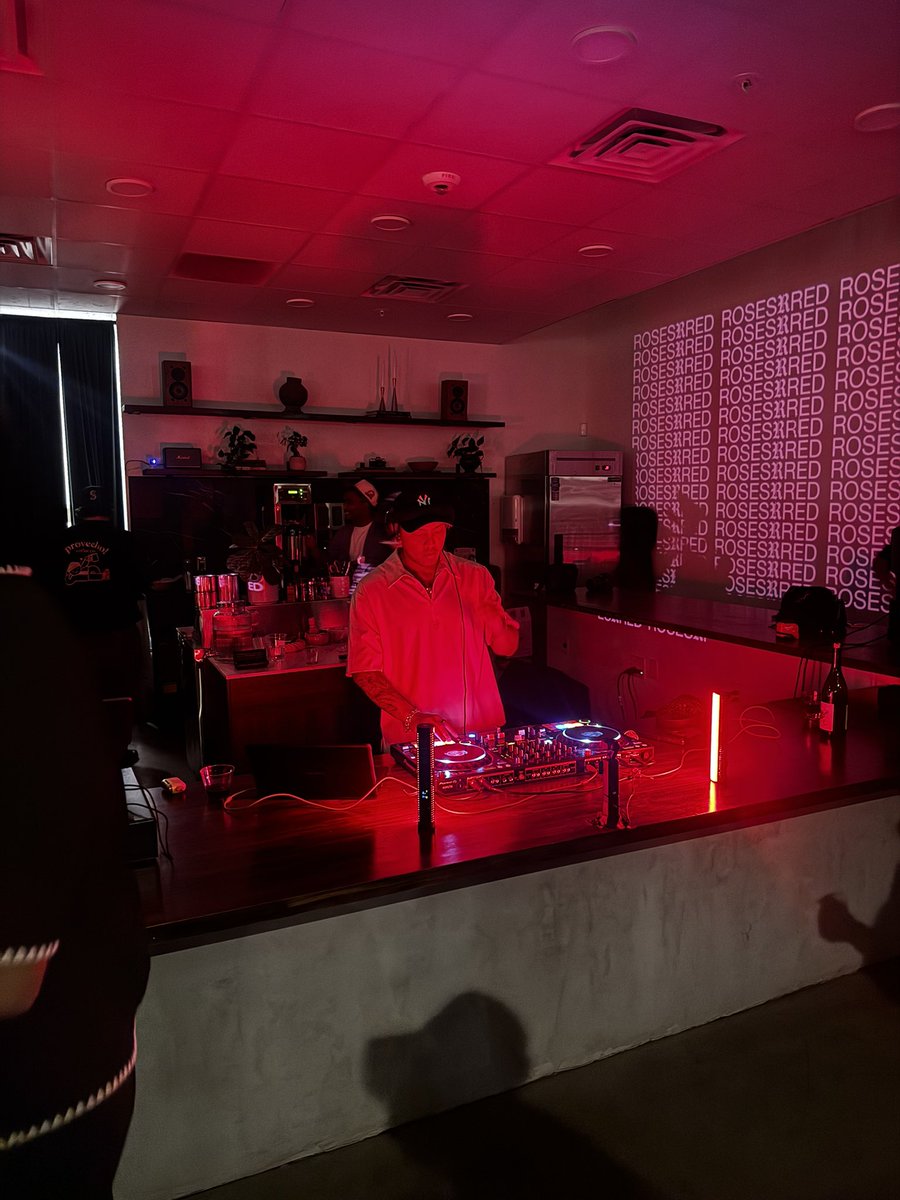 CoachHop's tweet photo. 🌹🪩🕺 #RosesRRed #RnBParty 🔥🔥🔥 https://t.co/qzQkWADPGZ