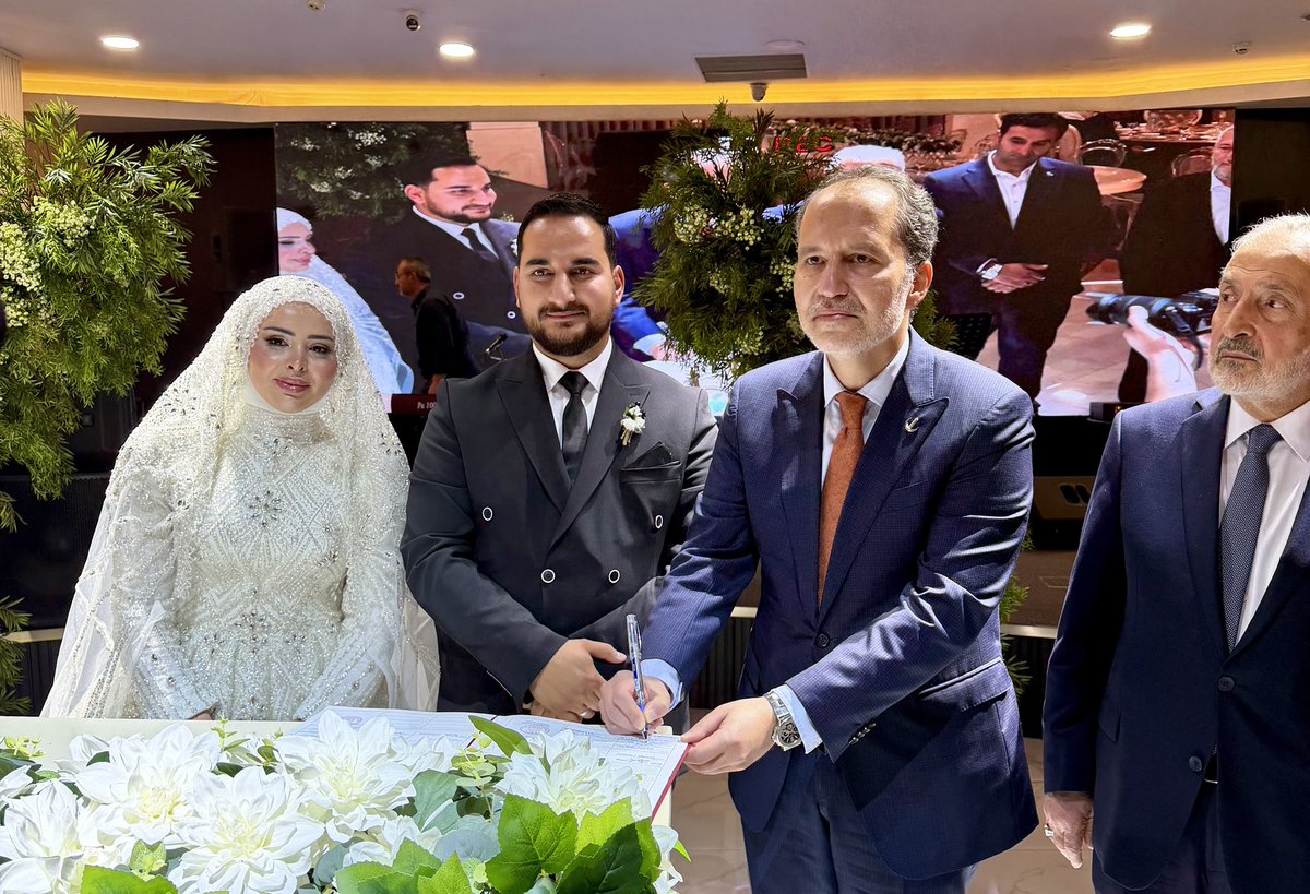 rprefahpartisi's tweet photo. Genel Başkanımız Dr. Fatih Erbakan, MKYK Üyemiz ve Genel Başkan Danışmanımız Yahya Coşkun’un kıymetli evladı Salih ile Buse’nin düğün merasimine katıldı. Genç çiftimize bir ömür boyu mutluluklar diliyoruz. https://t.co/qTbDn4z9sE