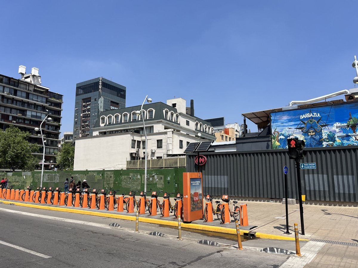 debustam's tweet photo. @jaimebellolio Transformar esquinas grises en espacios vivos es clave para el bienestar de nuestra ciudad. Propuesta de renovación para esta esquina: más verde! áreas de descanso y sombra para reducir el calor en la acera y mejorar la calidad de vida de todos🌳🏙️! @Orrego #provi https://t.co/GhShc2okN8