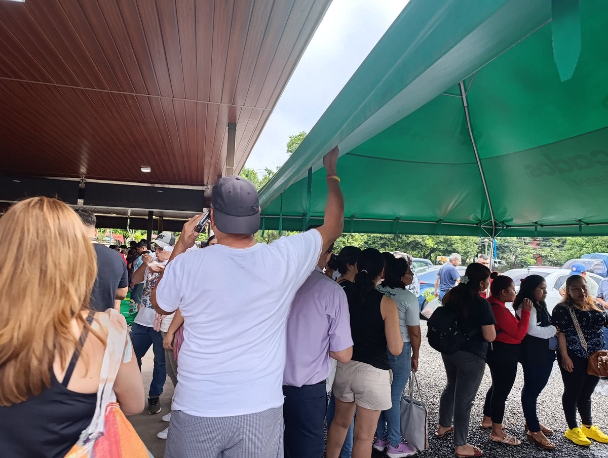 yesibaos's tweet photo. @nayibbukele será que nos puede ayudar en agromercado santa tecla es ineficiente un mayor control por favor llevamos 3 horas haciendo cola https://t.co/te3vRKNzmb