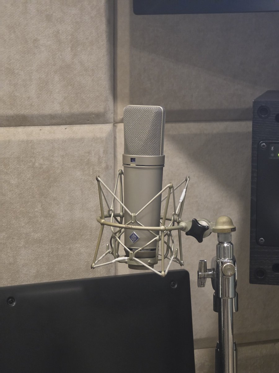 almondsleepp's tweet photo. ช่วงนี้มีอารมณ์ศิลปินอยากมีHome studioไว้ที่บ้าน อยากลองทำเพลงเอง วันนี้ผมเจอไมค์ตัวนึงสวยมากครับ เลยถามพี่เค้าว่า ตัวนี้ประมาณเท่าไหร่ พี่เค้าบอก2แสนนิดๆ
ผมว่าไปอัดที่studioเหมือนเดิมดีกว่า55555😂
#Almondbabybigboy https://t.co/Ou6DntyJPY
