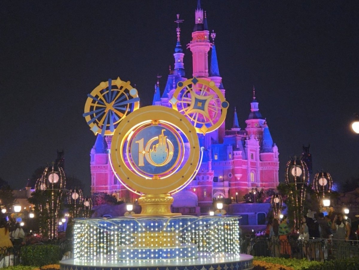 Wells_1983's tweet photo. 上海ディズニー、
城のマッピングショー開始に合わせて、周年のモニュメントを下げてくれるの親切過ぎませんか…

←ショー開始前　　　　　　ショー中→ https://t.co/OCPL8Dg2nR