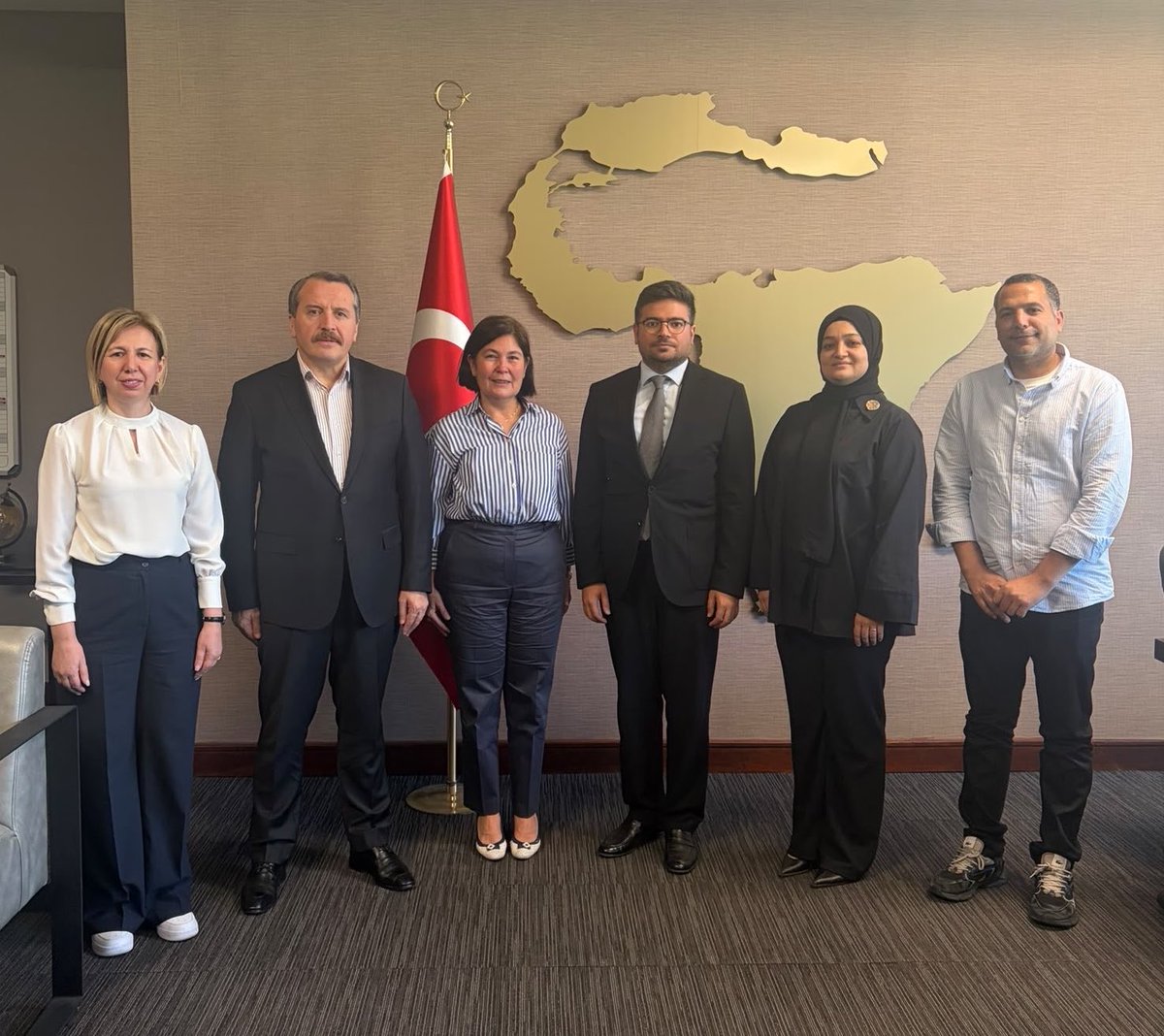 _aliyalcin_'s tweet photo. Güney Afrika ziyaretimiz kapsamında, T.C. Pretorya Büyükelçimiz Sayın Kezban Nilvana Darama Yıldırımgeç ile bir araya gelerek Türkiye-Güney Afrika ilişkileri ve uluslararası sendikal iş birlikleri üzerine verimli bir görüşme gerçekleştirdik.

Ayrıca Hindistan, Brezilya, Mısır, Nizerja, Zimbabve ve Fildişi Sahili’nden sendika temsilcileriyle ikili temaslarda bulunduk.

Görüşmelerimizde; uluslararası sendikal dayanışmayı güçlendirme, ortak projeler geliştirme, karşılıklı tecrübe paylaşımını artırma ve değişen çalışma hayatı karşısında emekçilerin haklarını birlikte savunma konularını değerlendirdik.

Memur-Sen olarak, emeğin sesini kıtalar ötesine taşımaya, ortak mücadele alanlarımızı genişletmeye ve daha adil bir dünya için dayanışmamızı büyütmeye kararlıyız.

Nazik kabulleri için Büyükelçimize, samimi ve verimli görüşmelerimiz için tüm sendikal dostlarımıza teşekkür ediyorum.

Emeğin mücadelesi ortak, dayanışmanın gücü evrenseldir!

#MemurSen #GüneyAfrika #UluslararasıDayanışma #SendikalİşBirliği #Emek