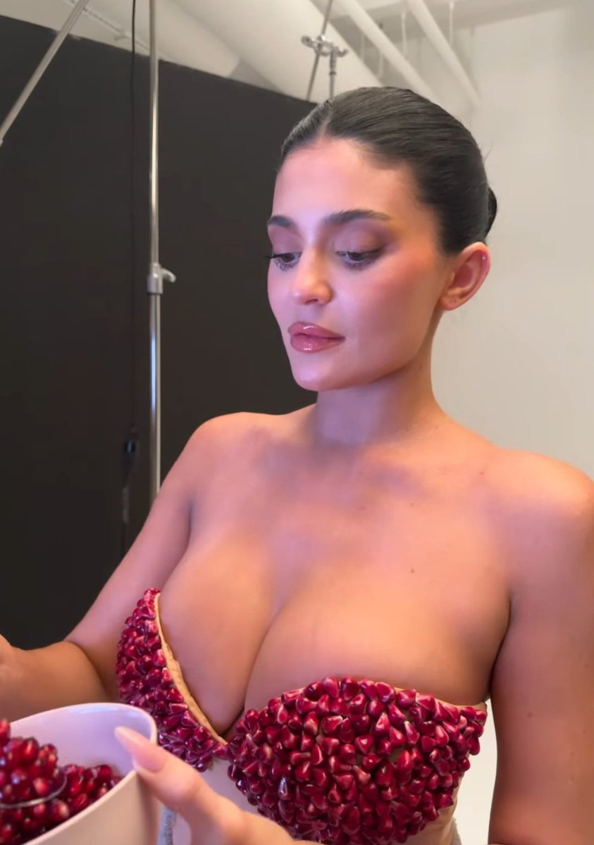 FeminFrame's tweet photo. Remember Kylie Jenner Nearly Suffers a Nip Slip in Crazy Outfit: https://t.co/GGVq69im5v