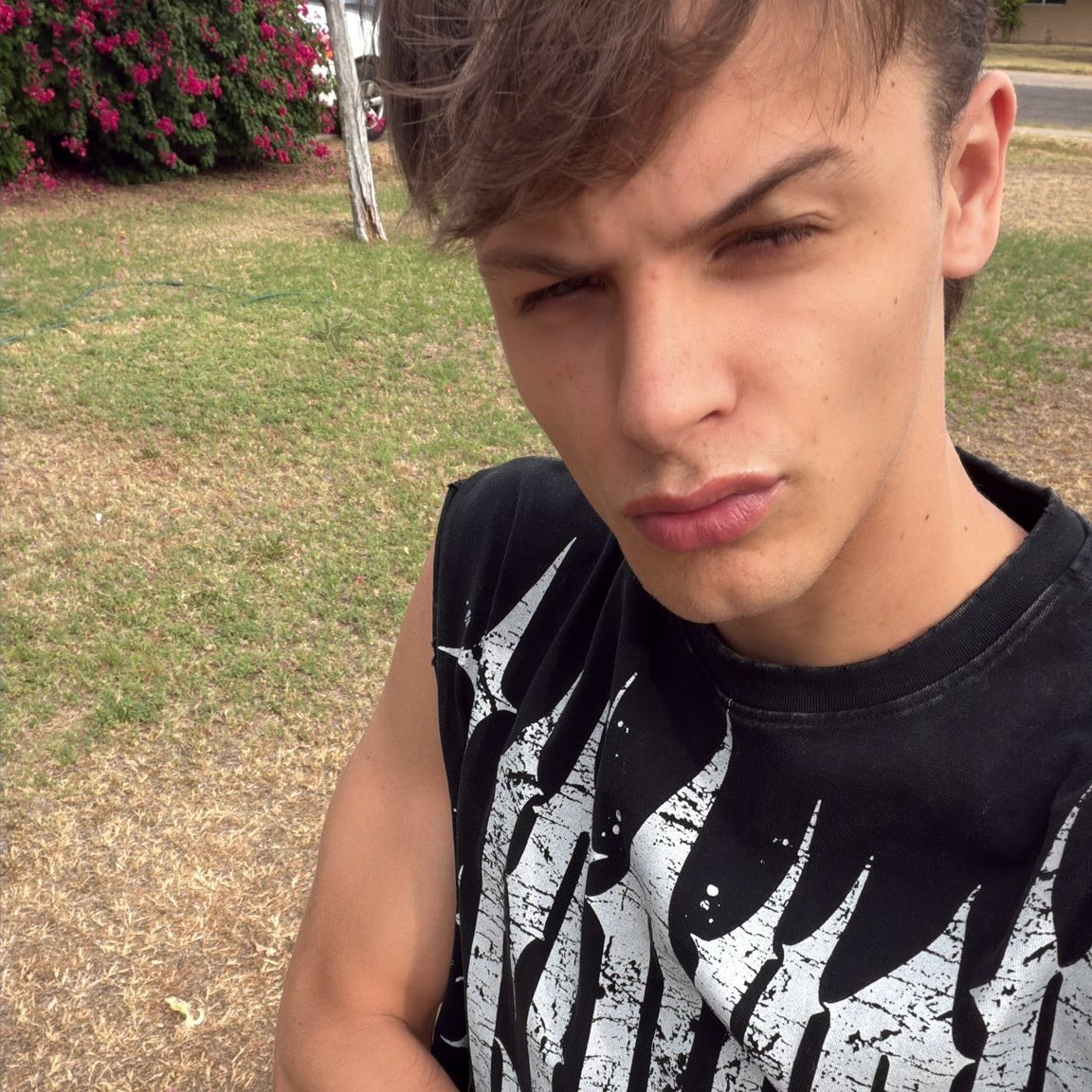 VivianHowak07w's tweet photo. Are you a gay yes or no 🌺🥰 https://t.co/y5TiJpxib6