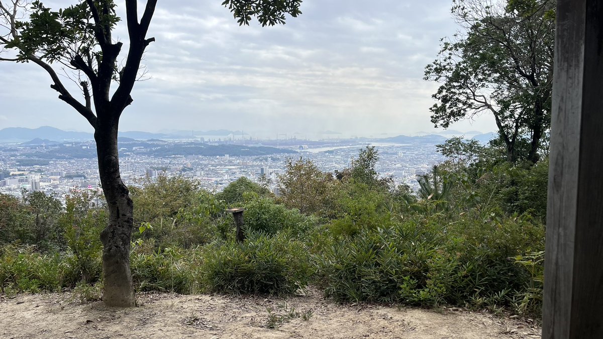 Amazora_230's tweet photo. 山登りしてきた。
（ハイキングかと思ったら坂登り、岩場下りだった） https://t.co/te1sxbQUeu