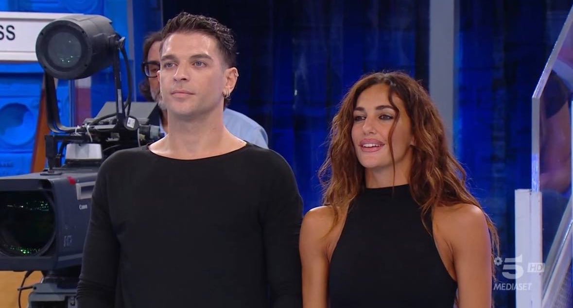 sournessme's tweet photo. gli studenti universitari in sessione estiva accanto a quelli che non fanno l’università #amici26 https://t.co/39kiyn0W5V