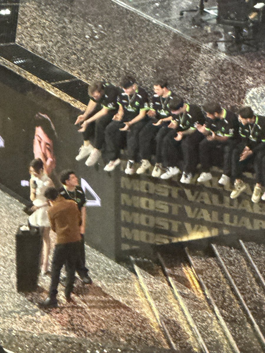 zmkasp's tweet photo. the boys looking down to him, just like his mom is doing up there too 🥺💚 https://t.co/FNwIiVAzDO