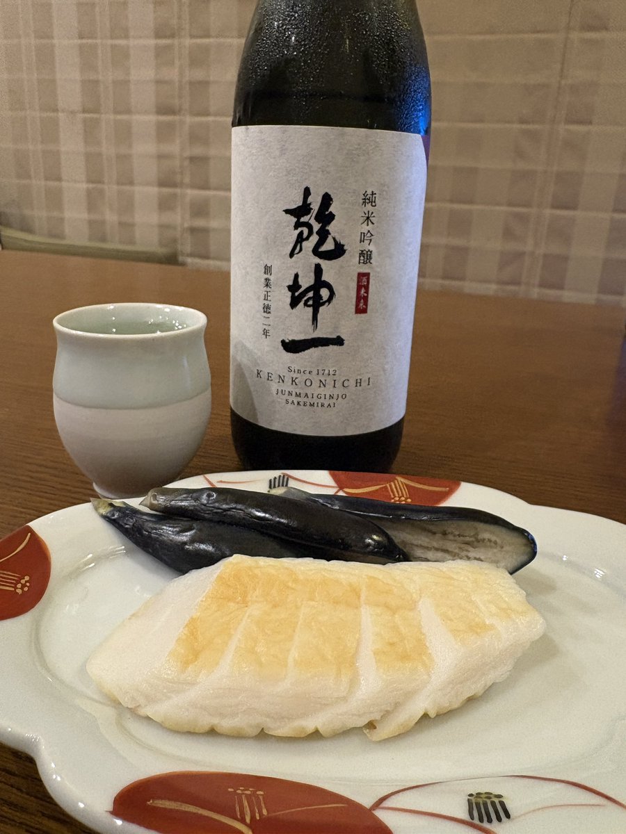 Ys77nobite's tweet photo. 今日は毎年の楽しみの村田町の陶器市。
大沼酒造さんに置いてあった里見窯さんの酒器がもう一目惚れ🤩
繊細なラインと青みがかった白に物欲MAX。
共に連れ帰った酒は
ガツンとくる辛さからほんのり感じる甘さ。
酒未来をこの仕立てね。
大沼酒造さん凄いね。器も良かった。今日も幸せ。美味しいです。 https://t.co/Rs4nk5Km6I
