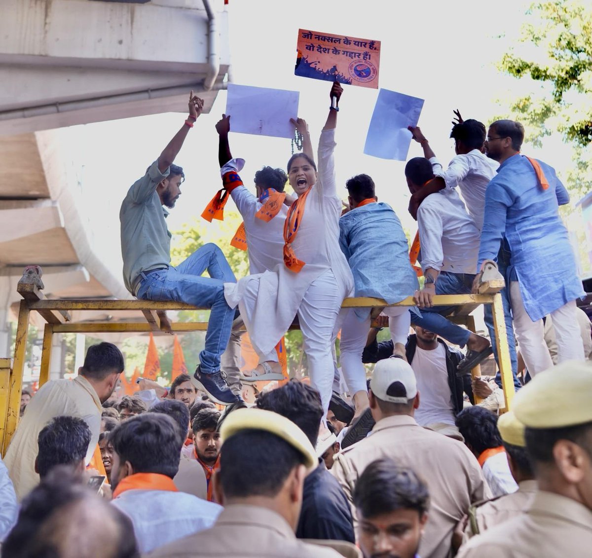 ABVPVoice's tweet photo. तरुणाई जब निश्चय करती, भूमंडल-आकाश हिले! 🇮🇳

देश की संवैधानिक संस्थाओं की गरिमा एवं लोकतांत्रिक मूल्यों की रक्षा के संकल्प के साथ लखनऊ में हजारों विद्यार्थियों ने ‘छात्र गर्जना’ के माध्यम से अपनी आवाज बुलंद की।

देश अराजकता से नहीं, लोकतंत्र और संविधान से चलेगा!

#StopAnarchy #EmbraceDemocracy #ABVP #छात्रगर्जना