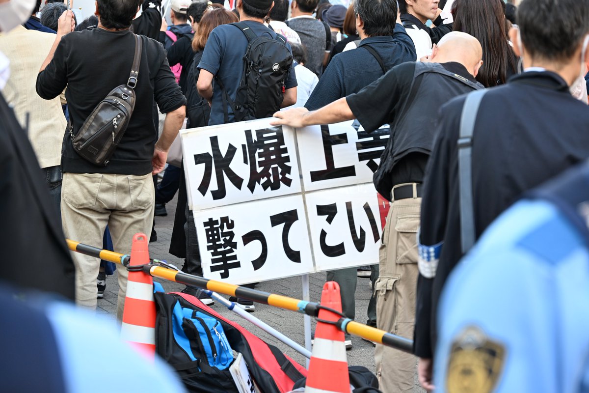 kurodoraneko15's tweet photo. 人種差別を煽る活動家の桜井誠が「復活」街宣。秋葉原に約200人の右翼的ファンが大集結しました。病気療養中のためか街宣車上に登らなかった桜井は最後に車内から登場。自ら抗議者に向かっていき、その声に合わせて暴徒化した聴衆が警察の規制を突破。現場は一時騒然となりました。近日中に詳報します https://t.co/fwrvPSBlkl