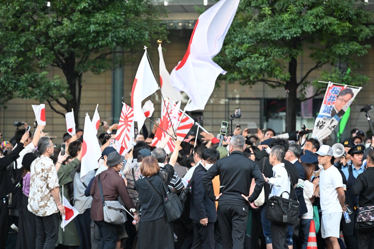 kurodoraneko15's tweet photo. 人種差別を煽る活動家の桜井誠が「復活」街宣。秋葉原に約200人の右翼的ファンが大集結しました。病気療養中のためか街宣車上に登らなかった桜井は最後に車内から登場。自ら抗議者に向かっていき、その声に合わせて暴徒化した聴衆が警察の規制を突破。現場は一時騒然となりました。近日中に詳報します https://t.co/fwrvPSBlkl