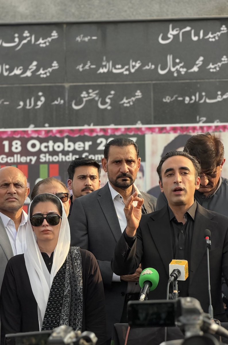 aniqajamali30's tweet photo. Chairman PPP @BBhuttoZardari and the First Lady of Pakistan @AseefaBZ pay heartfelt tribute to the martyrs of #Karsaz, remembering their sacrifices with love, respect, and gratitude. On 18 October, we honour the lives lost in that tragic night and renew our commitment to keeping their memory alive. Their sacrifice will forever remain etched in our hearts.
#SalaamShuhadaEKarsaz
#KarsazShuhadaKoSalam
📷 @A_B_Raees 
@BakhtawarBZ