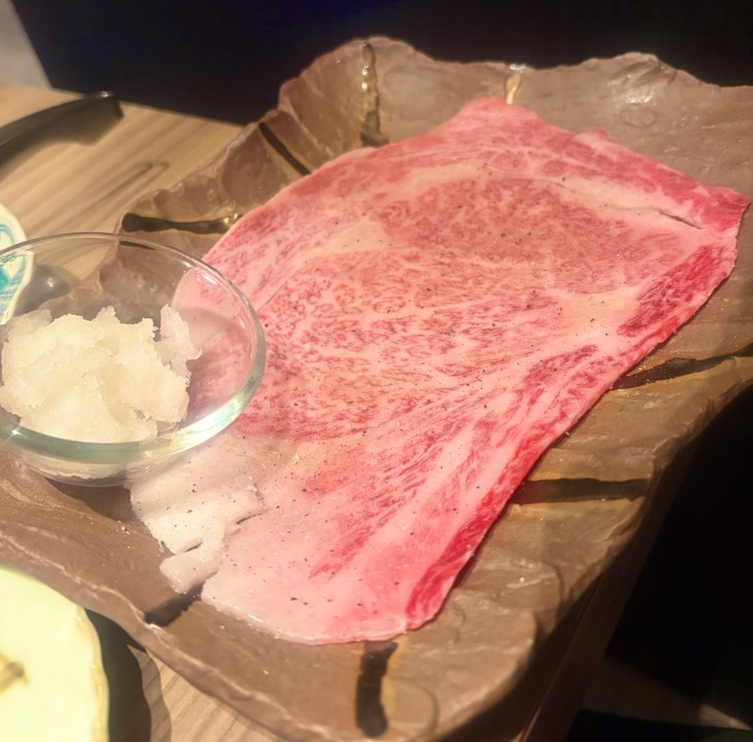 hachi_desu101's tweet photo. 妹が帰ってきてたので今月二回目の焼肉
おばあちゃんいつもありがとう。人の金で食う肉がいちばん美味い。誰か養ってください https://t.co/VxJWaC8Iqc