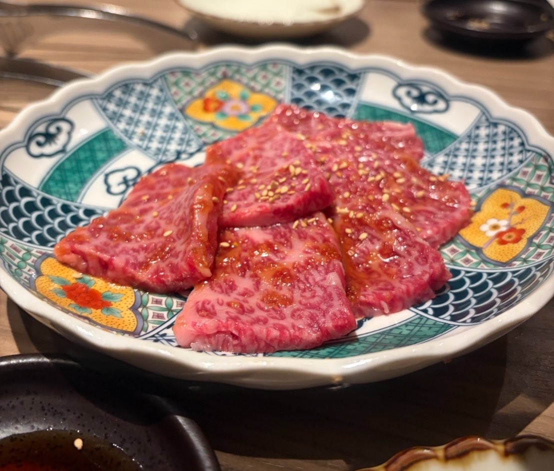 hachi_desu101's tweet photo. 妹が帰ってきてたので今月二回目の焼肉
おばあちゃんいつもありがとう。人の金で食う肉がいちばん美味い。誰か養ってください https://t.co/VxJWaC8Iqc