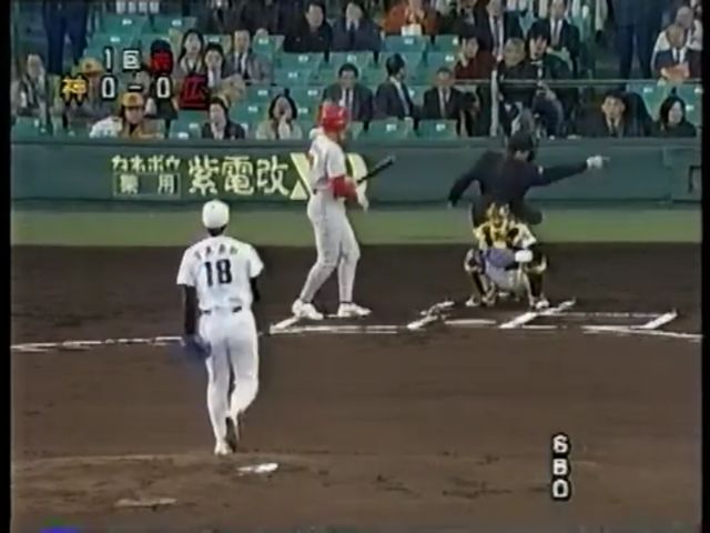 POYO_16's tweet photo. 阪神の暗黒時代がどんな感じかというと1996年の甲子園開幕戦の1回表・裏がこんな感じ。始球式ゲストのV6目当てのファンもほとんどいない。このあと１塁側はある程度埋まるけど、アルプスも3塁はガラガラ、1塁も半分ほどの入り。 https://t.co/XPM34YYmfm