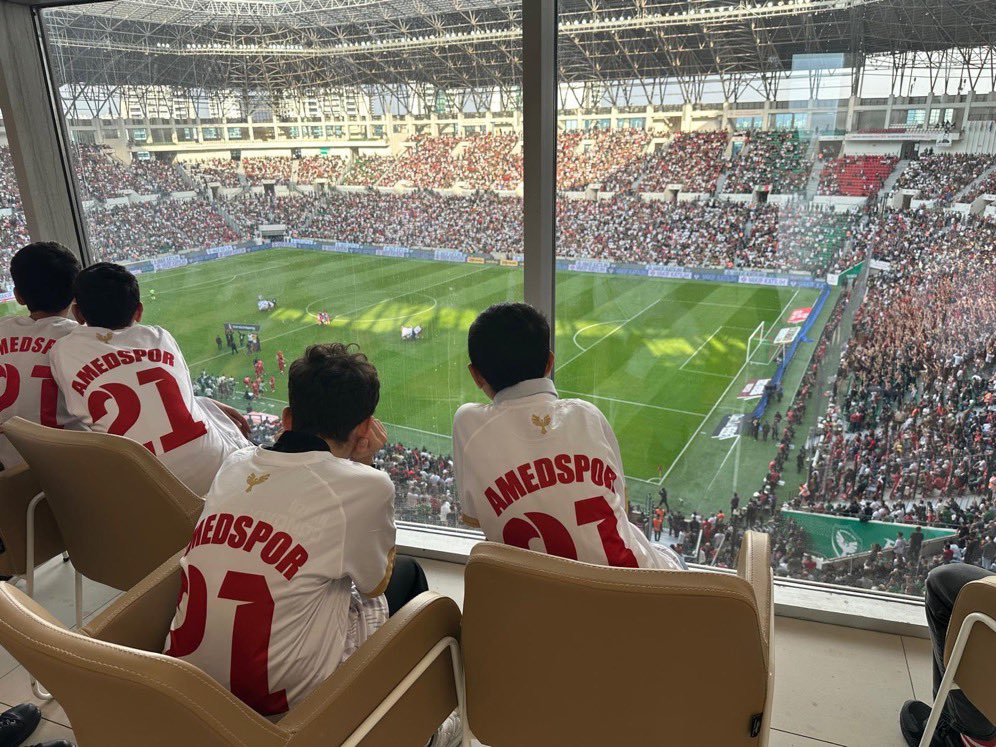 VeysiCe's tweet photo. Amedspor ve Diyarbakır Aile ve Sosyal Hizmetler Diyarbakır İl Müdürlüğü, bakanlığa bağlı Çocuk Evleri'nde koruma altında bulunan çocukları Amed- Konya maçına götürerek maçı locadan izletmiş.
Çok hoşuma gitti. 
Dilerim yaygınlaşır https://t.co/Wq3Kj8zyV7