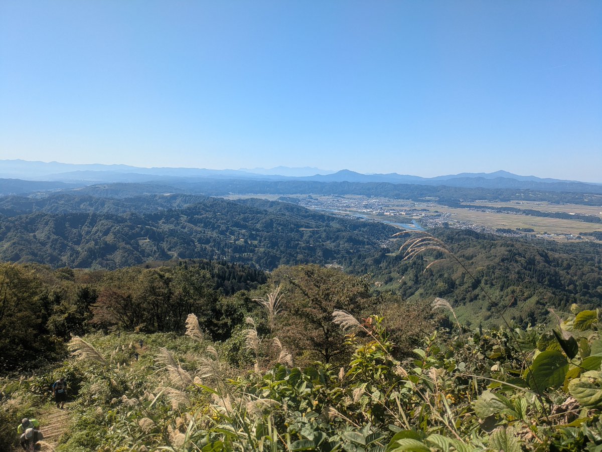 sh_aa2525's tweet photo. 【長岡東山山系トレイルラン】
初トレラン。平地の民なので、平地区間+α登りは良いペースで走れたけど、下りで無限に抜かされた。右膝崩壊してて下りで踏ん張れなかった。最後の平地数キロも普通に走れて、トレランは休憩できるし、使う筋肉が少し違うなと思った。
来週もトレラン走るってマジ？ https://t.co/T3FnSwjjlk