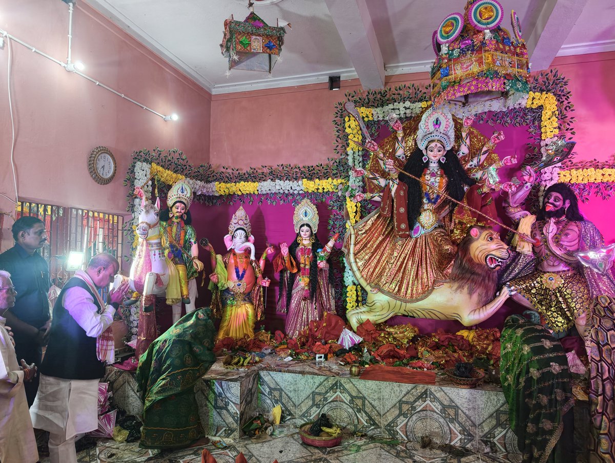 ArunshankarP's tweet photo. महाष्टमी के पावन अवसर पर आज खजौली विधानसभा अंतर्गत फरदाही टोल में माँ दुर्गा के दर्शन किए और विधि-विधान से पूजन कर समस्त क्षेत्रवासियों के सुख, शांति, समृद्धि और उत्तम स्वास्थ्य के लिए मातारानी से आशीर्वाद प्राप्त किया।
​माँ दुर्गे की कृपा हम सभी पर बनी रहे। जय माता दी! 🙏✨ https://t.co/3z6ARMAAUa
