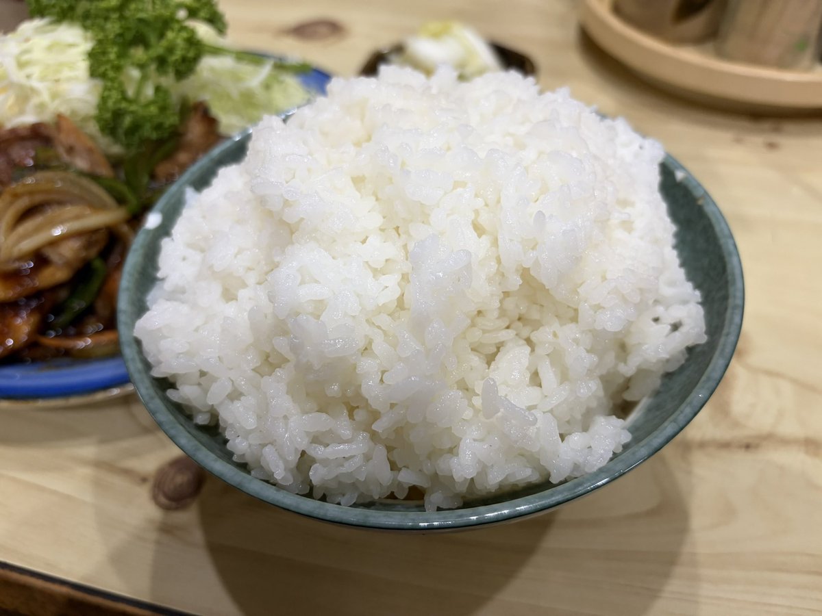vanilla45679397's tweet photo. 出張メシ🍚

疲労の蓄積を感じてきたので焼肉定食をご飯大盛りでいただくなど🐷

大量のラードで炒めた肉も野菜も最高！
そして半ばヤケクソなんでは？っていうメシの盛り方もこれまた最高でした🤩 https://t.co/yKvk5mqAg0