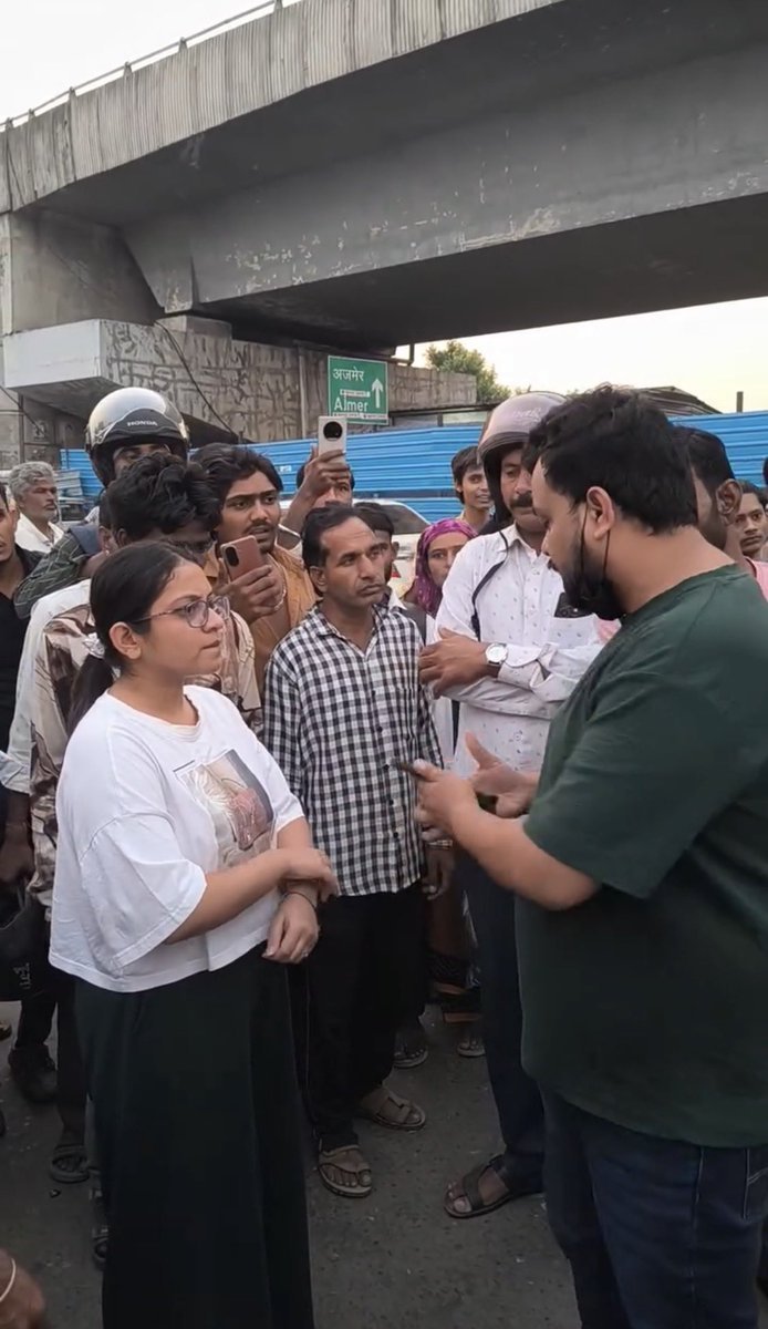riddhimishra545's tweet photo. May be she married out of helplessness, not love. We don't know her story, but publicly humiliating her is never justified. Whatever happened between them, she is still a human being who deserves dignity and respect. A private matter should never become a public spectacle. https://t.co/aTtIE9We9v