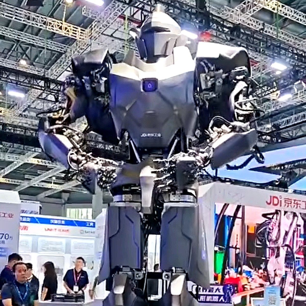 Dexerto's tweet photo. A 13-foot-tall humanoid robot capable of lifting over 1,000 lbs has been unveiled in China

Neo1 was created by NeodraDynamics for dangerous industrial jobs, including mining and deep-sea operations https://t.co/wHnlyJQ5OD