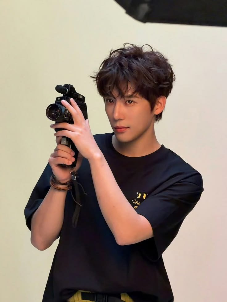 liustevson's tweet photo. @haveleste Good night, Havelis!

Gimana makan makannya? Udah kenyang? Enak, gak?

Biar seru, kita makan-makan sambil main game, yuk? Tapi sebelum main, coba perlihatkan wajah ganteng cantik kalian. Mau gua cekrek dan dijadiin kenang-kenangan! Gua tunggu sampai 19.35. https://t.co/22PWmwD7bc