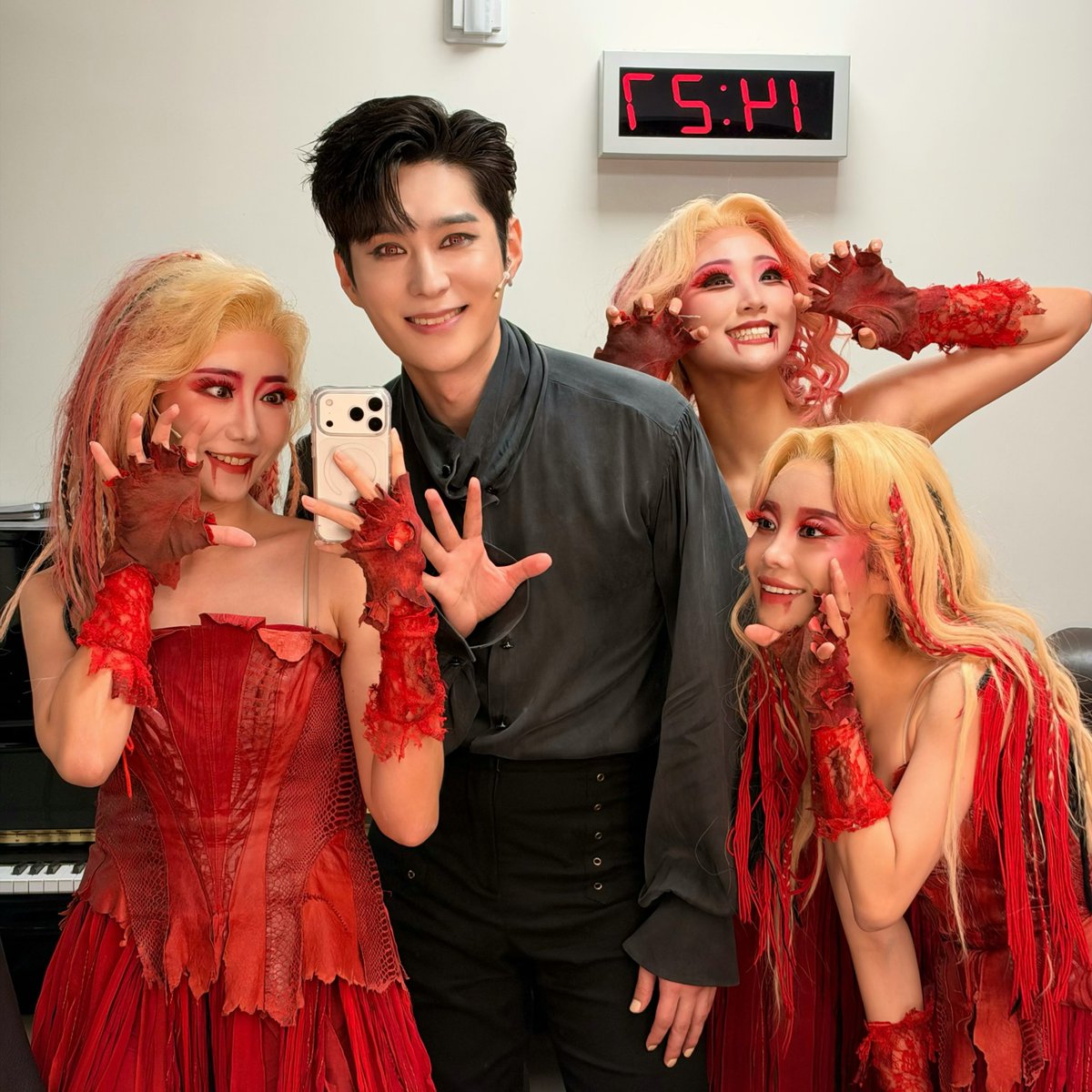 jds0206's tweet photo. 261017 김미주 배우님 인스타그램 ✨

#드라큘라 #전동석

🔗 - https://t.co/v8JKPgi6s0 https://t.co/tCWTnXLKFx