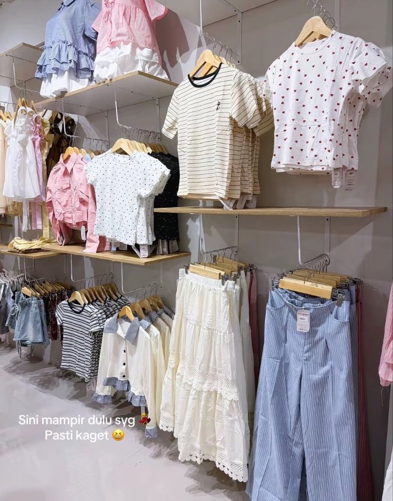 jungjless's tweet photo. KALO ADA YANG NANYA “TOKO BAJU MURAH TAPI BAGUS DIMANA?”
aku langsung jawab: SINI😭✋🏻
koleksinya lengkap dan harganya aman dikantong🫶🏻🤏🏻 https://t.co/44EHpffqaO