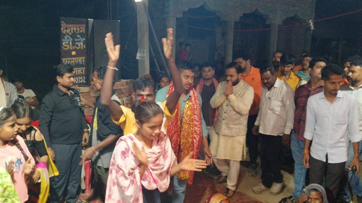 PushpSingh21's tweet photo. बैजुवामऊ में माता रानी के जगराते में पहुंचे राष्ट्रसेवक पुष्पेंद्र प्रताप सिंह; बच्चों की सांस्कृतिक प्रस्तुति देख बढ़ाया उत्साह।
मां के चरणों में क्षेत्र की खुशहाली की प्रार्थना कर ग्रामीणों से आपसी भाईचारे व एकता का आह्वान!

#PushpendraPratapSinghUnnao #unnao #pushpendrapratapsingh #samajseva #navratri