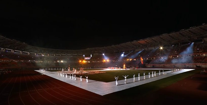 ArchiveInt's tweet photo. With the cauldron already ignited, we seize the night with one final artistic performance here at the Mizuho Park Athletic Stadium, as we see Konoha walk off from her wheelchair to feel the warmth of the flame.

#AichiNagoya2026   #ImagineOneHeart https://t.co/U0OdQrPr76