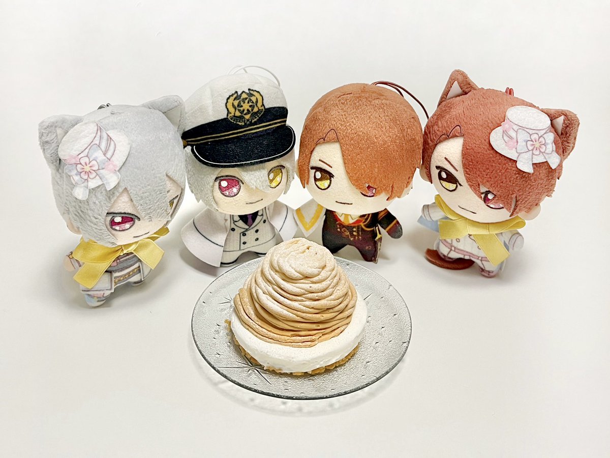 m_seriina's tweet photo. まほうつかいのおえぬいきしぬい、うちにきて3周年おめでとう🎉🎂🎈

今日食べ逃したモンブランだね🌰
おえぬい、お店の大きいのがよかった顔…？

ねこちゃんもお祝いしてるよ
おえぬいは狙わないよ🐱
#まほやく_ぬい https://t.co/rJPoc0i4xv