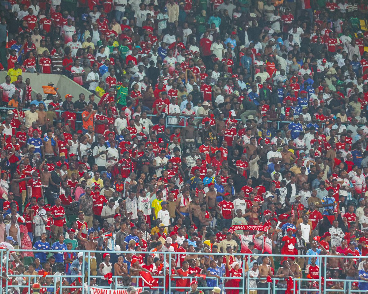 SimbaSCTanzania's tweet photo. Mashabiki ambao wanafurahia matokeo na kiwango cha wapambanaji wao 🙌 #NguvuMoja https://t.co/H7qaHxvvww