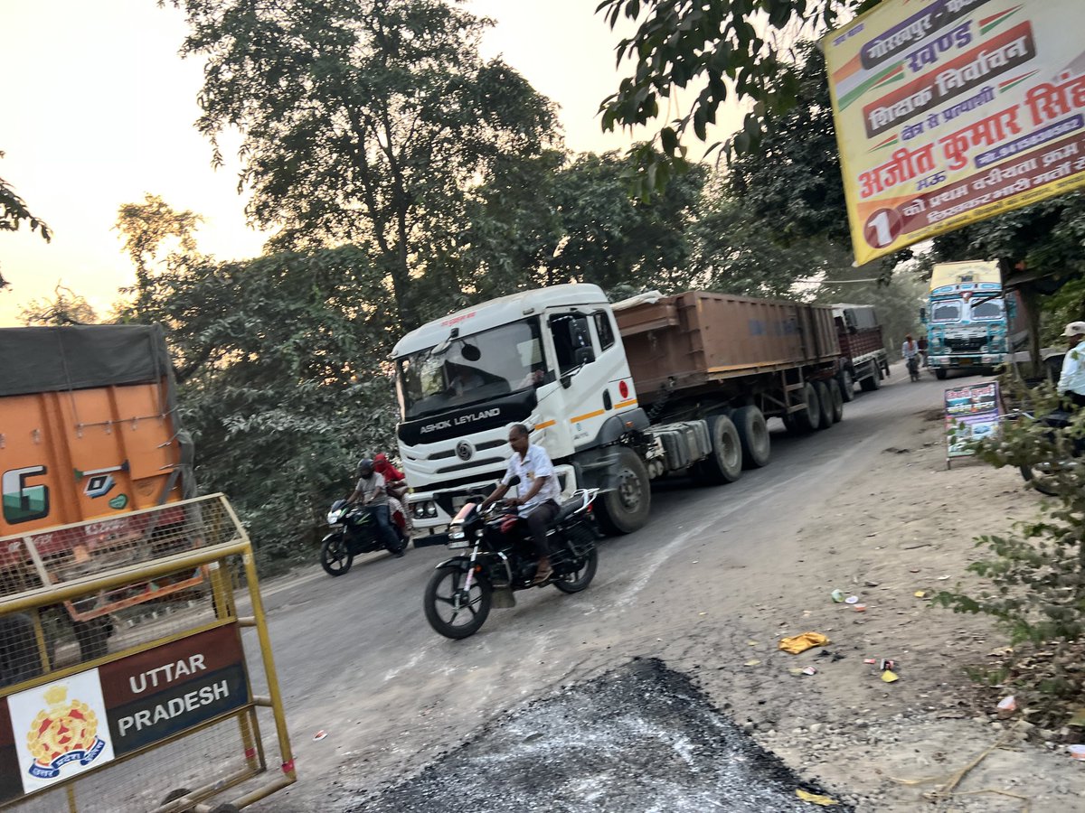 sumitmishra2007's tweet photo. रायबरेली-अमेठी मार्ग पर यातायात व्यवस्था बेपटरी: नो-पार्किंग जोन के बावजूद गौरीगंज जिला अस्पताल रोड पर खड़े हो रहे एसीसी सीमेंट के ट्रक
​अमेठी:
रायबरेली से अमेठी को जोड़ने वाले मुख्य मार्ग पर स्थित गौरीगंज जिला अस्पताल रोड को नो-पार्किंग जोन घोषित किए जाने के बावजूद नियमों की खुलेआम धज्जियां उड़ाई जा रही हैं। इस पाबंद इलाके में भी सड़क किनारे आए दिन एसीसी सीमेंट लदे भारी ट्रक बेखौफ खड़े रहते हैं।
​अस्पताल के बाहर बेतरतीब खड़े इन ट्रकों के कारण मुख्य मार्ग पर हर समय जाम की स्थिति बनी रहती है। इमरजेंसी में आने वाली एंबुलेंस और गंभीर मरीजों को अस्पताल पहुँचने में भारी दिक्कतों का सामना करना पड़ रहा है। स्थानीय नागरिकों और तीमारदारों ने प्रशासन और यातायात पुलिस से सख्त कार्रवाई की मांग की है।

 @DmAmethi
@AmethiPolice
​@uppolice
​ @uptrafficpolice
​@CMOfficeUP
​@BrajeshPathakUp