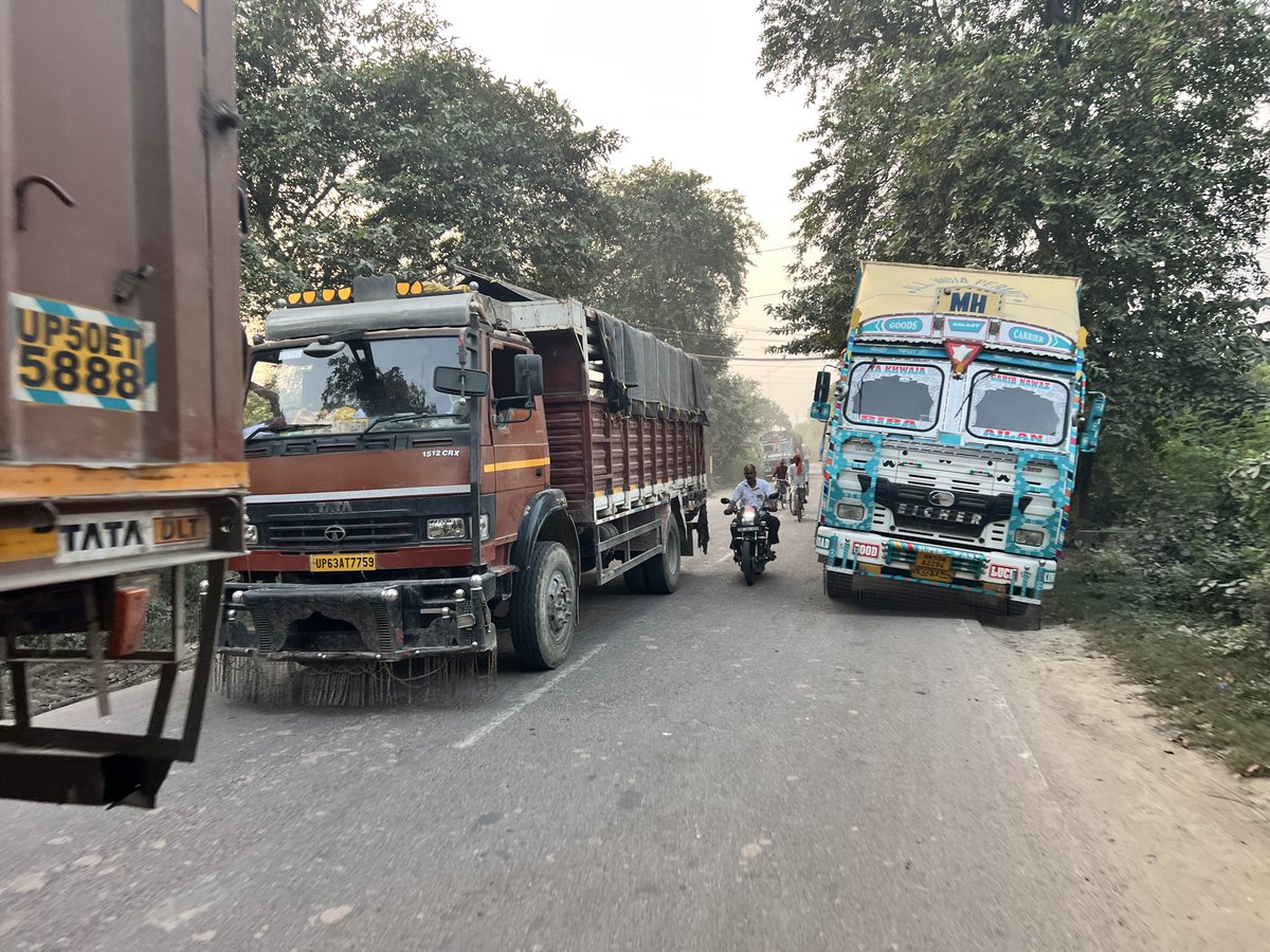 sumitmishra2007's tweet photo. रायबरेली-अमेठी मार्ग पर यातायात व्यवस्था बेपटरी: नो-पार्किंग जोन के बावजूद गौरीगंज जिला अस्पताल रोड पर खड़े हो रहे एसीसी सीमेंट के ट्रक
​अमेठी:
रायबरेली से अमेठी को जोड़ने वाले मुख्य मार्ग पर स्थित गौरीगंज जिला अस्पताल रोड को नो-पार्किंग जोन घोषित किए जाने के बावजूद नियमों की खुलेआम धज्जियां उड़ाई जा रही हैं। इस पाबंद इलाके में भी सड़क किनारे आए दिन एसीसी सीमेंट लदे भारी ट्रक बेखौफ खड़े रहते हैं।
​अस्पताल के बाहर बेतरतीब खड़े इन ट्रकों के कारण मुख्य मार्ग पर हर समय जाम की स्थिति बनी रहती है। इमरजेंसी में आने वाली एंबुलेंस और गंभीर मरीजों को अस्पताल पहुँचने में भारी दिक्कतों का सामना करना पड़ रहा है। स्थानीय नागरिकों और तीमारदारों ने प्रशासन और यातायात पुलिस से सख्त कार्रवाई की मांग की है।

 @DmAmethi
@AmethiPolice
​@uppolice
​ @uptrafficpolice
​@CMOfficeUP
​@BrajeshPathakUp