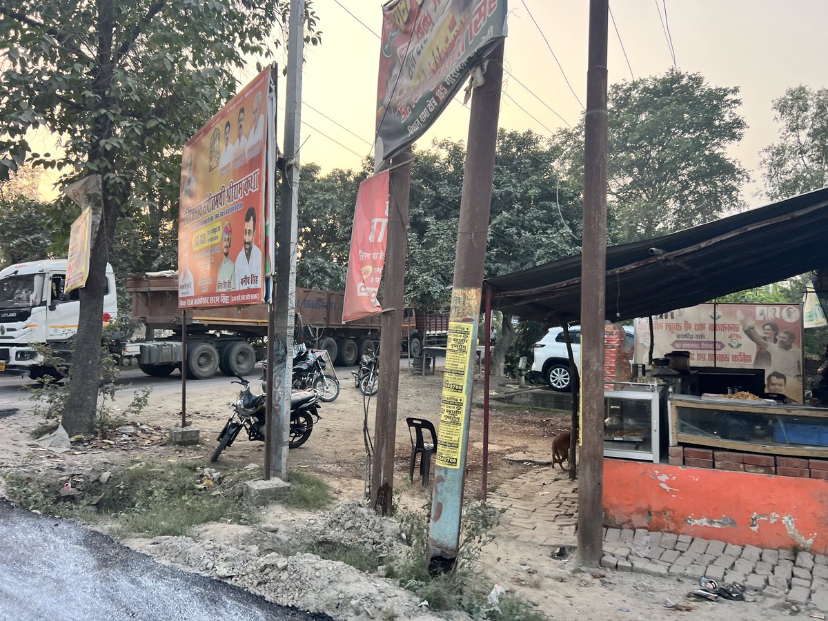 sumitmishra2007's tweet photo. रायबरेली-अमेठी मार्ग पर यातायात व्यवस्था बेपटरी: नो-पार्किंग जोन के बावजूद गौरीगंज जिला अस्पताल रोड पर खड़े हो रहे एसीसी सीमेंट के ट्रक
​अमेठी:
रायबरेली से अमेठी को जोड़ने वाले मुख्य मार्ग पर स्थित गौरीगंज जिला अस्पताल रोड को नो-पार्किंग जोन घोषित किए जाने के बावजूद नियमों की खुलेआम धज्जियां उड़ाई जा रही हैं। इस पाबंद इलाके में भी सड़क किनारे आए दिन एसीसी सीमेंट लदे भारी ट्रक बेखौफ खड़े रहते हैं।
​अस्पताल के बाहर बेतरतीब खड़े इन ट्रकों के कारण मुख्य मार्ग पर हर समय जाम की स्थिति बनी रहती है। इमरजेंसी में आने वाली एंबुलेंस और गंभीर मरीजों को अस्पताल पहुँचने में भारी दिक्कतों का सामना करना पड़ रहा है। स्थानीय नागरिकों और तीमारदारों ने प्रशासन और यातायात पुलिस से सख्त कार्रवाई की मांग की है।

 @DmAmethi
@AmethiPolice
​@uppolice
​ @uptrafficpolice
​@CMOfficeUP
​@BrajeshPathakUp