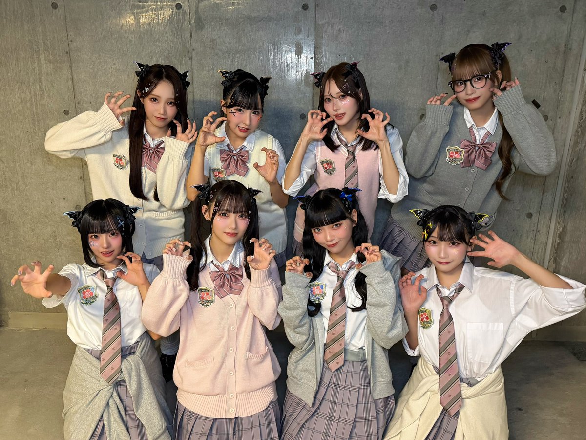 takanenofficial's tweet photo. 『 HoneyWorks Presents ハニフェス 2026 
〜女子校文化祭 ハロウィンパーティ〜 』

お越しいただきありがとうございました🐈‍⬛🌸

🎵セットリスト
・初恋のひと。
・僕らの青
・約束
・I'M YOUR IDOL
・我武者羅
・花は誓いを忘れない
・美しく生きろ

#純情乙女のイタズラ宣言 MV衣装💫
キラキラ制服の #たかねこ も
かわいい？💓🐾

@HoneyWorks_828 
@HoneyFes_828 
#ハニフェス2026 #HoneyWorks