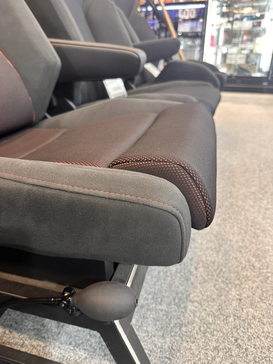 APIT_P_GARAGE's tweet photo. RECARO LX-SとLX-SFの試座用展示中！座面の違いを体感して、お好みのシートを見つけて下さい♪

#apit
#apit_performance_garege東福岡
#RECARO
#LX_S
#LX_SF https://t.co/KLESbk4NtF