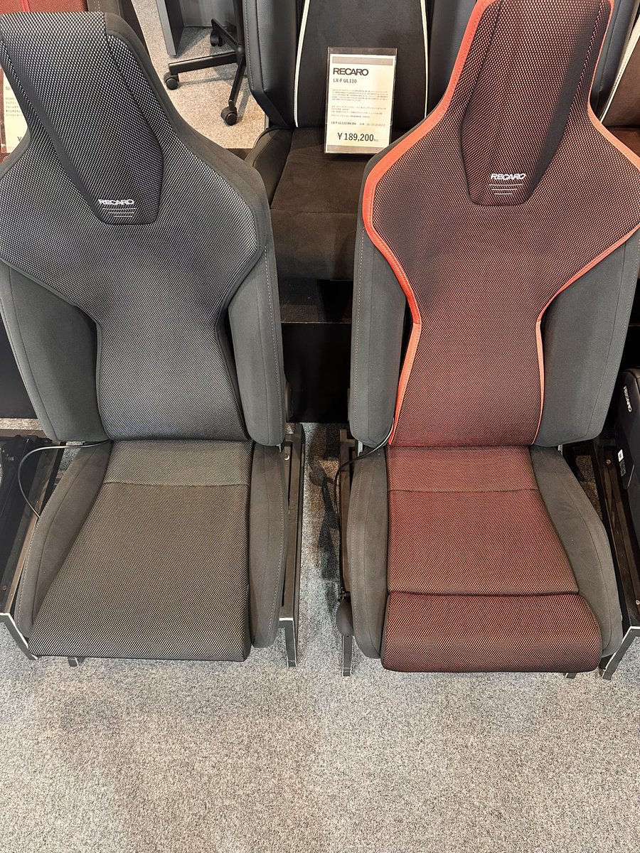 APIT_P_GARAGE's tweet photo. RECARO LX-SとLX-SFの試座用展示中！座面の違いを体感して、お好みのシートを見つけて下さい♪

#apit
#apit_performance_garege東福岡
#RECARO
#LX_S
#LX_SF https://t.co/KLESbk4NtF
