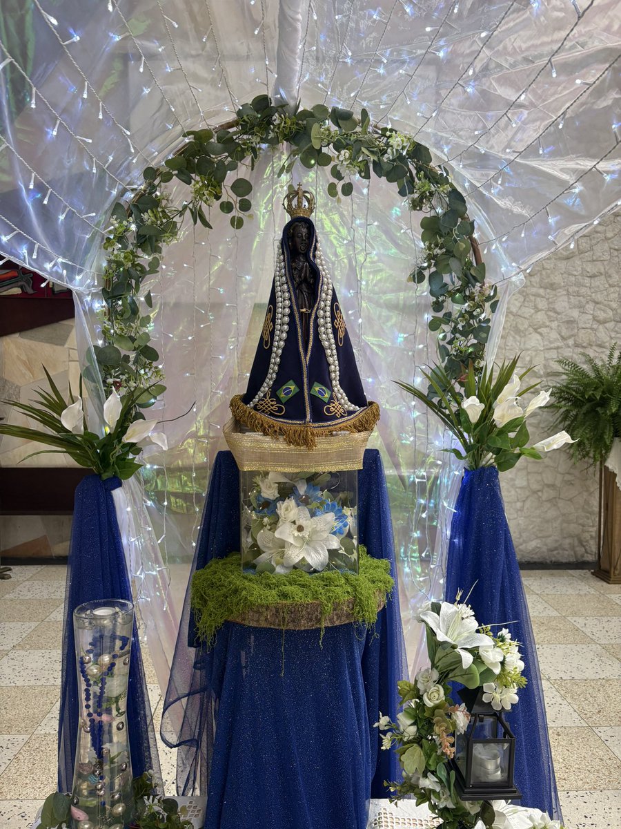 flaviogarag's tweet photo. Santa Maria, rogai por nós. Santa Mãe de Deus,  Santa Virgem das virgens,  Mãe de Cristo, Mãe da Igreja, Mãe de misericórdia, Mãe da divina graça,  Mãe da esperança, Mãe puríssima,  Mãe castíssima,  Mãe sempre virgem, Mãe imaculada,  Mãe digna de amor,  Mãe admirável,  Mãe do bom conselho,  Mãe do Criador,  Mãe do Salvador,  Virgem prudentíssima, Virgem venerável, Virgem louvável,  Virgem poderosa,  Virgem clemente,  Virgem fiel, Espelho de perfeição,  Sede da Sabedoria,  Fonte de nossa alegria,  Vaso espiritual,  Tabernáculo da eterna glória, Moradia consagrada a Deus,  Rosa mística,  Torre de Davi,  Torre de marfim, Casa de ouro, Arca da aliança, Porta do céu, Estrela da manhã, Saúde dos enfermos, Refúgio dos pecadores, Socorro dos migrantes,  Consoladora dos aflitos, Auxílio dos cristãos, Rainha dos Anjos,  Rainha dos Patriarcas, Rainha dos Profetas, Rainha dos Apóstolos, Rainha dos Mártires, Rainha dos confessores da fé, Rainha das Virgens, Rainha de todos os Santos, Rainha concebida sem pecado original, Rainha assunta ao céu, Rainha do santo Rosário, Rainha da paz.
Cordeiro de Deus, que tirais os pecados do mundo, perdoai-nos, Senhor.
Cordeiro de Deus, que tirais os pecados do mundo, ouvi-nos, Senhor.
Cordeiro de Deus, que tirais os pecados do mundo, tende piedade de nós.
Rogai por nós, santa Mãe de Deus.