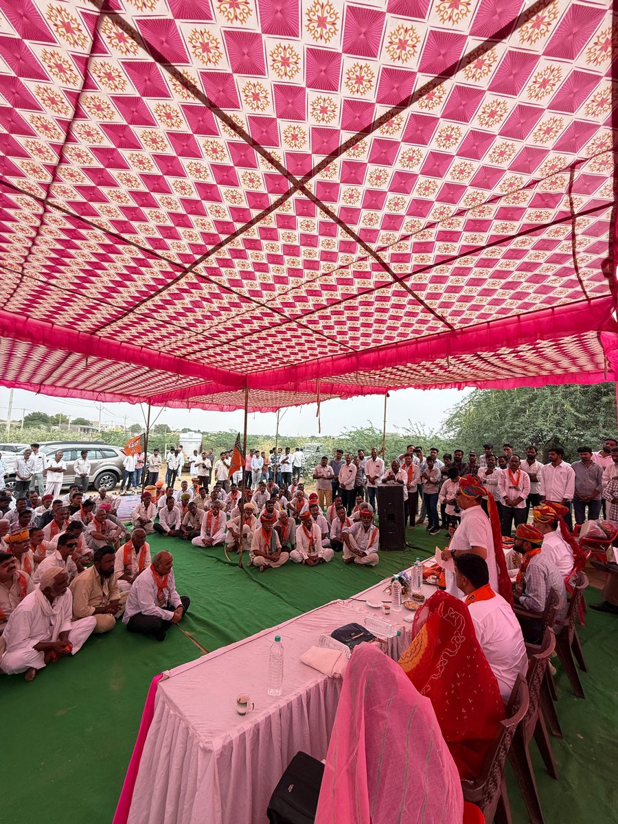 GajendraKhimsar's tweet photo. लोहावट में भी ट्रिपल इंजन भाजपा की सरकार!

आज लोहावट क्षेत्र के ग्राम कपूरिया, ओमपुरा एवं जाखण में पंचायती राज चुनाव हेतु आयोजित जनसम्पर्क कार्यक्रम में ग्रामवासियों से आत्मीय संवाद किया।  

जिला परिषद एवं पंचायत समिति चुनाव में भारतीय जनता पार्टी के पक्ष में उमड़ा यह जनसैलाब और बुजुर्गों का आशीर्वाद स्पष्ट संदेश दे रहा है कि लोहावट अब गाँव-ढाणी तक ट्रिपल इंजन की सरकार बनाकर भाजपा को ऐतिहासिक विजय दिलाने जा रहा है।  

समस्त ग्रामवासियों, मातृशक्ति और युवा साथियों का इस अपार स्नेह एवं समर्थन के लिए हृदयतल से आभार!

कमल का फूल, लोहावट का मजबूत आधार!

#BJP #Lohawat #TripleEngineSarkar