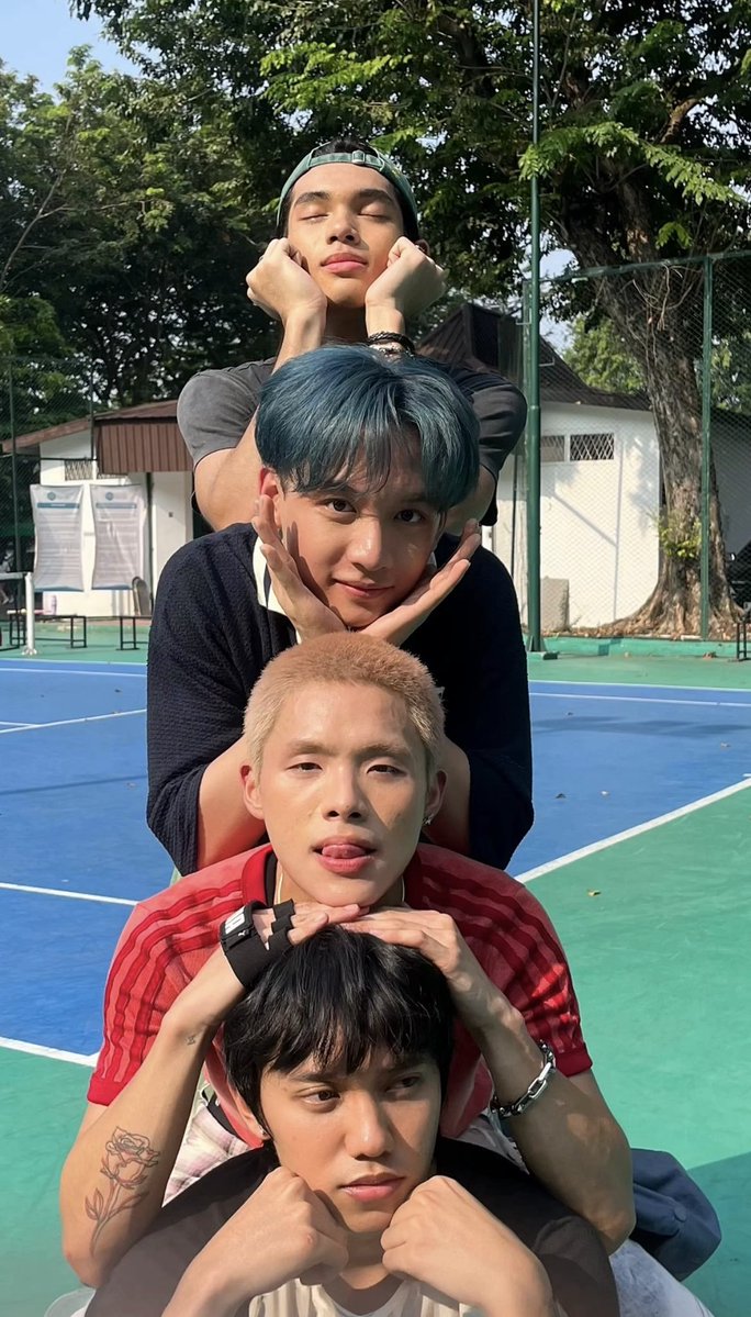 peachismee_'s tweet photo. Noel omega dikelilingi 3 alpha😋 https://t.co/VTGt0CFeHH