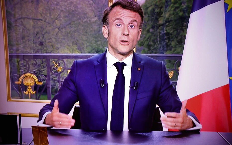 DeepExposure's tweet photo. 🇫🇷 URGENT - EMMANUEL MACRON WILL ADDRESS THE FRENCH PEOPLE TONIGHT AT 8 PM. (Élysée) https://t.co/PGNhEjyuEU