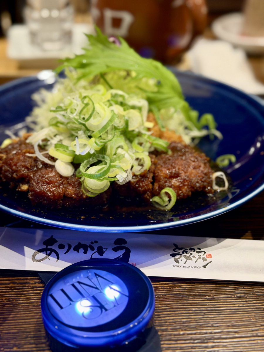 tomosan0729's tweet photo. LUNA SEAホールツアーオーラス！！
本日は下手の前の方！メンバーが花道ギリギリまで来てくれて最高✨
人生で初めてSUGIZOが投げたピック取れました🙌（今日もいい香りだった）
銀テは係のお姉さんがくれた優しい嬉しい！

しっかり動いたので打ち上げは味噌カツ🍺うまうま〜🥰

楽しい2日間だった！ https://t.co/MkmCMpVEft