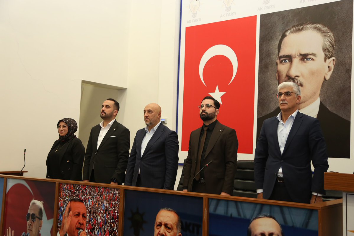 akgenclikbitlis's tweet photo. 📍 AK Parti Bitlis İl Başkanlığı

Ekim Ayı Merkez İlçe Danışma Meclisi Toplantımıza Ak Gençlik Bitlis olarak katılım sağladık.

Teşkilatımızın tüm kademeleriyle birlik ve beraberlik içerisinde, ortak akıl ve istişare kültürüyle çalışmalarımızı değerlendirdik. Şehrimiz ve teşkilatımız adına yapılacak çalışmalar üzerine fikir alışverişinde bulunarak, geleceğe dair hedeflerimizi bir kez daha ele aldık.

Güçlü teşkilat, güçlü istişare ve güçlü Türkiye hedefiyle çalışmalarımıza kararlılıkla devam ediyoruz.

Toplantımızın teşkilatımız, Bitlis’imiz ve davamız adına hayırlara vesile olmasını diliyoruz.

@T_Bedirhanoglu @EnginGunceoglu