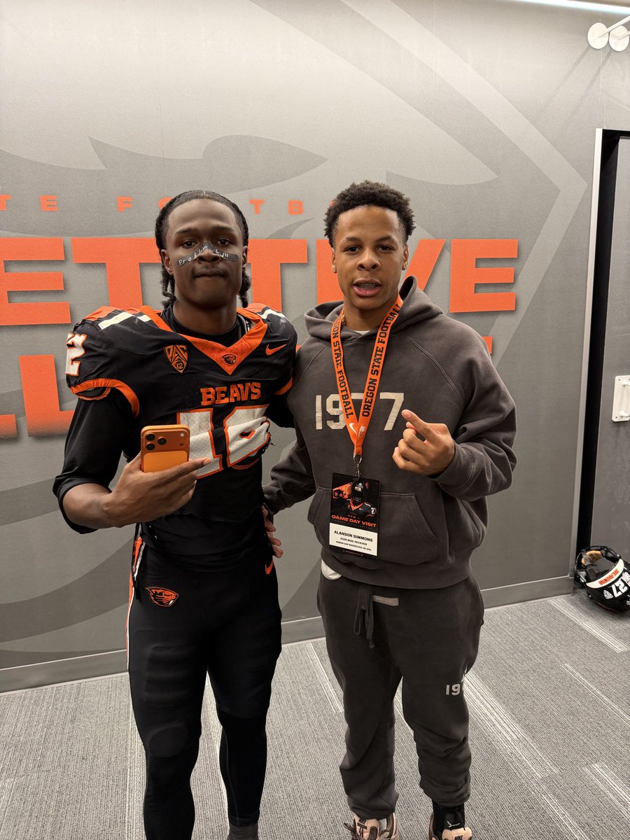 AlansonHSimmons's tweet photo. Thank you to @OregonStateFB for the great visit! Had an amazing time in Corvallis and enjoyed getting to experience Beaver Nation. Appreciate the hospitality and looking forward to being back!!! Great talking to @CoachFin_ @CoachhDre  Definitely building something special at OSU and i’m loving it!!!🦫🧡🖤