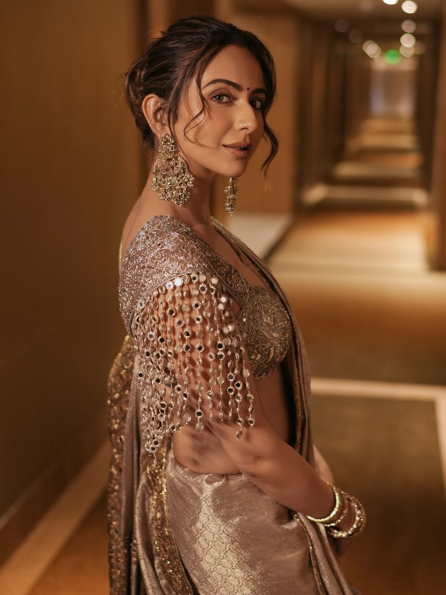 KollyBuzz's tweet photo. #RakulPreet https://t.co/XgZqjGx2T4
