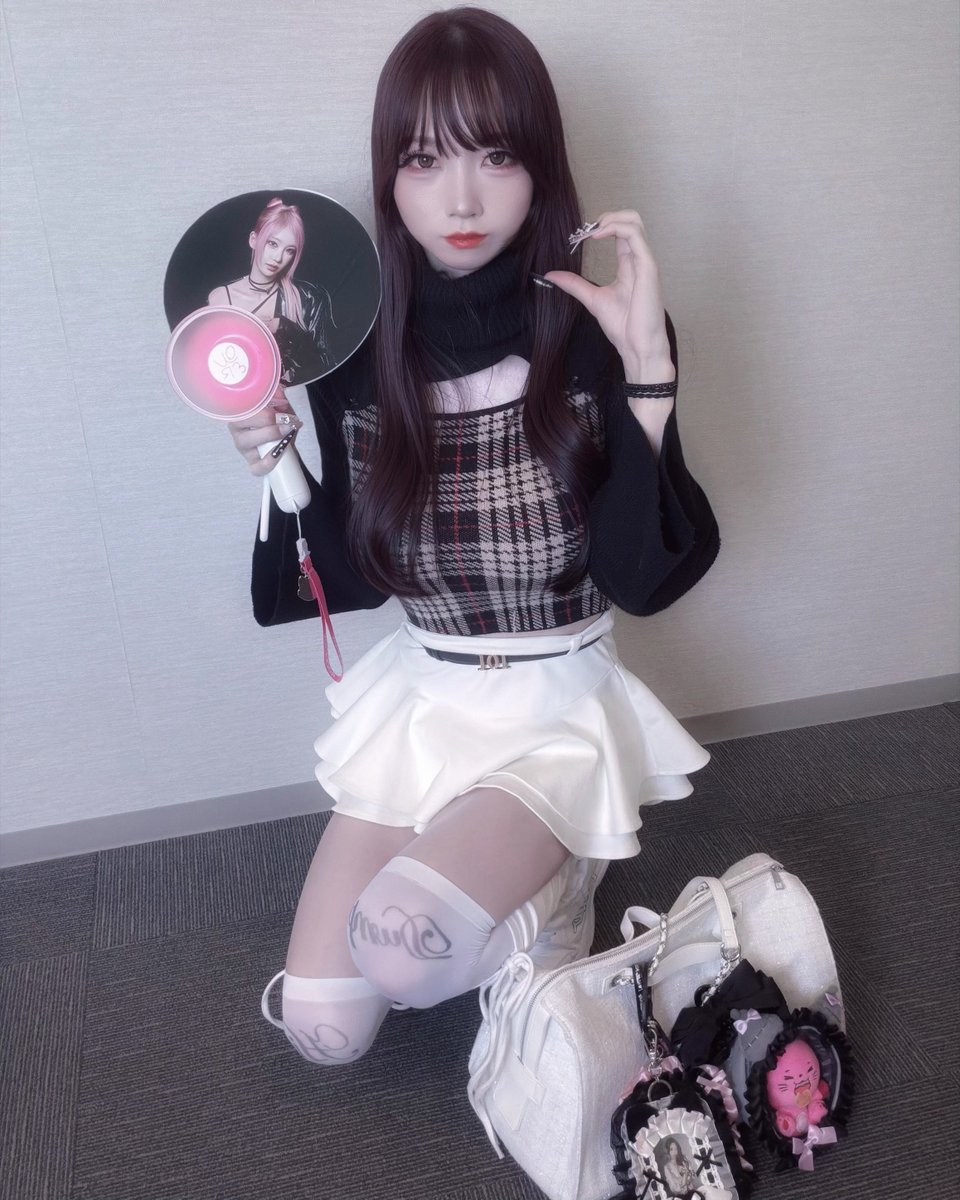 kazesawa_ran's tweet photo. QWER 3️⃣日目参戦服🤍🖤
Darichのスカート、ネ🈸すぎない???
まじで可愛すぎてむりㅠㅠ 🎀🪽

.⋆𝜗𝜚 ┈┈┈ ⋯ ┈┈┈ 𝜗𝜚.⋆

참전 코디 
Darich 스커트 완전 신 아니야???
진짜 너무 예뻐서 미치겠어

.⋆𝜗𝜚 ┈┈┈ ⋯ ┈┈┈ 𝜗𝜚.⋆

#QWER #BAWIGE #推し活 #덕질 #参戦服 #Darich https://t.co/QXOiiEoK3q