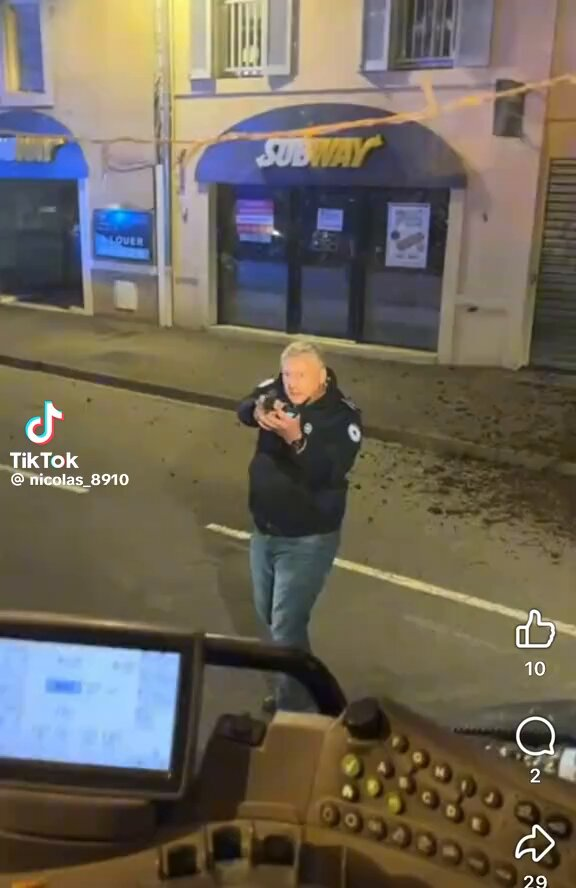 kir1llllll's tweet photo. "Dis donc , on te voit plus aux manifs ..." 🧐 https://t.co/f7njDTBn27