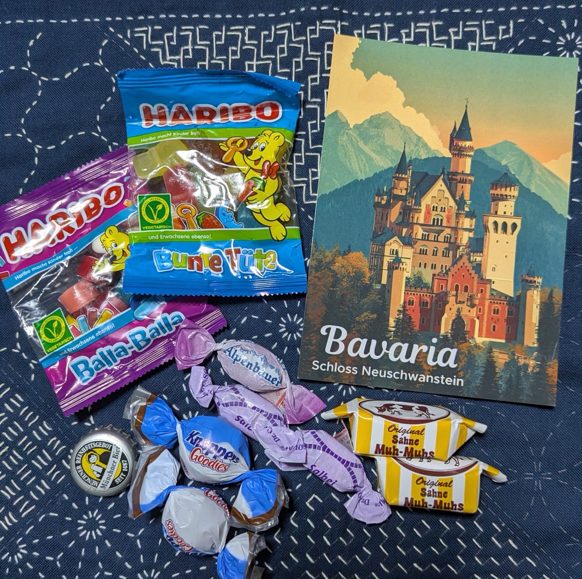 n_ryouya's tweet photo. ドイツからのお客さんが「ありがとう！」ってくれた袋、開けてみたらお菓子とポストカードが入っててニコニコ。こちらこそありがとうー！ https://t.co/4j2tggpCQl